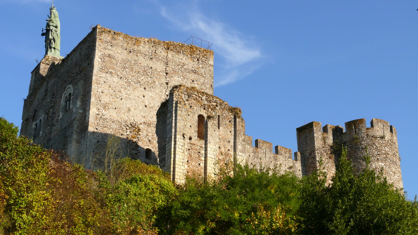 Forteresse de Montbazon- vue du donjon - site médiéval en Val de Loire