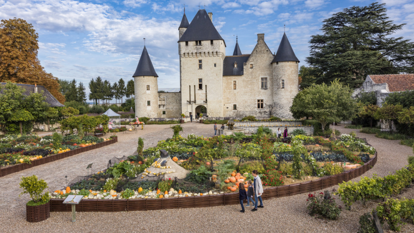 Château du rivau, jardin d'automne avec des citrouilles, Touraine, Centre Val de Loire
