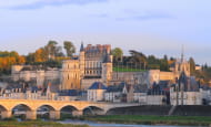 Le Château royal d'Amboise, depuis la rive nord de la Loire.