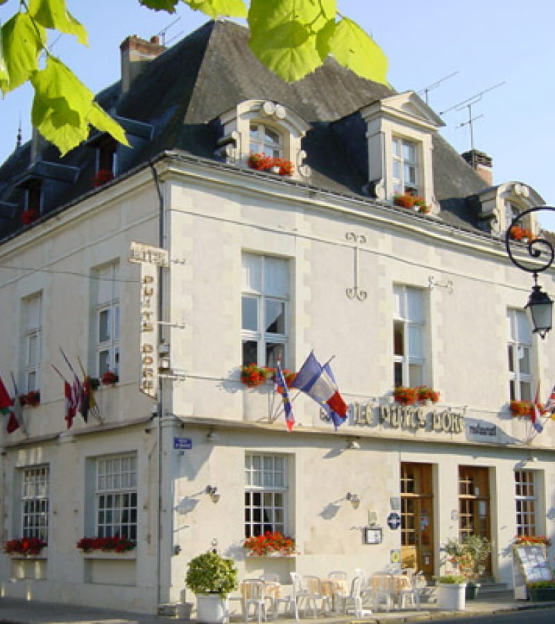 Le Puits Doré - Hotel and restaurant in Richelieu, France. 
